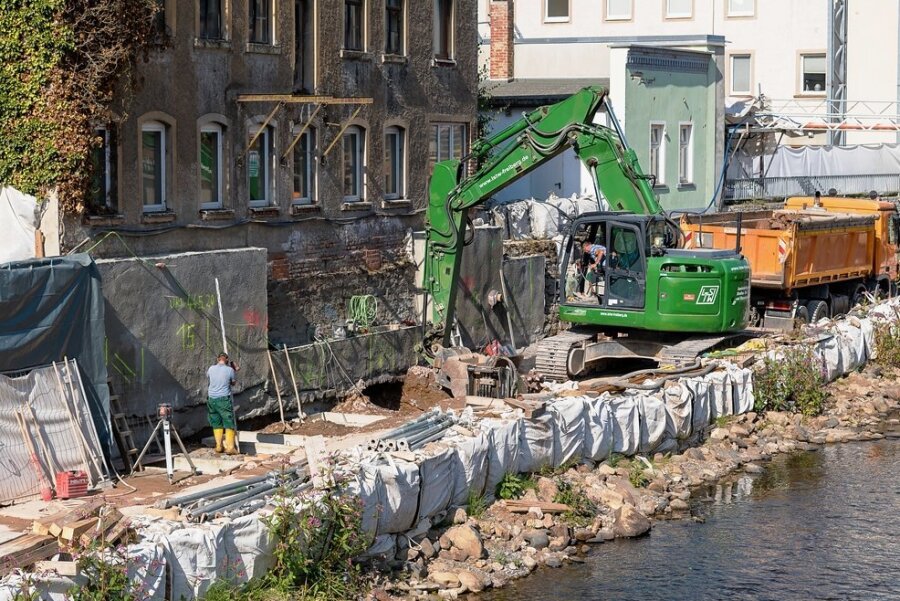 20 Jahre nach der Jahrhundertflut: 200 Millionen Euro für die Sicherheit - Erst nächstes Jahr sollen in Olbernhau die Arbeiten zum Hochwasserschutz abgeschlossen werden. Aktuell wird in der Flöha flussabwärts vor der Marktbrücke gebaut. 
