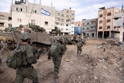 20 Raketen aus Gaza - Israel schießt zurück - Bei Kämpfen im Stadtteil Schedschaija in Gaza-Stadt hat die israelische Armee nach eigenen Angaben eine größere Zahl an Gegnern getötet.