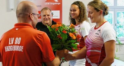 20. Thumer Werfertag wird zum Sahnehäubchen - Nachwuchstrainer Martin Salanga und LV-90-Präsident Knut Schreiter gratulieren Jada Julien und Lea Bork (v. l.) zu ihren EM-Medaillen. 
