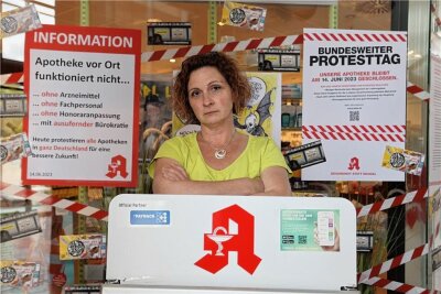 Auch Daniela Hähnel von der Linda-Apotheke in der Zwickauer Nordvorstadt beteiligt sich an der Protestaktion. Sie fordert wie ihre Kollegen in Westsachsen, dass endlich die Pauschale pro Packung steigt. Hier hat sich seit zehn Jahren nichts getan.