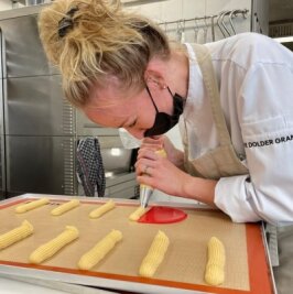Jennifer Tippner durfte im Team von Christian Hümbs gleich vollwertig mit ran. Hier spritzt sie den Teig für Eclairs auf. 