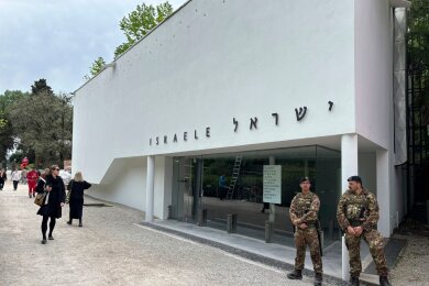 Italienische Soldaten am israelischen Nationalpavillon auf der Biennale für zeitgenössische Kunst in Venedig.