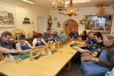 Jeden Freitag treffen sich die Mitglieder des Schnitzvereins, um ihrem Hobby und der Traditionspflege nachzugehen.