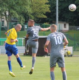 Der Reichenbacher FC nutzte keine seiner Chancen gegen Oberlungwitz. Auch der Kopfball von Paolo Süß (links) verfehlte sein Ziel. 