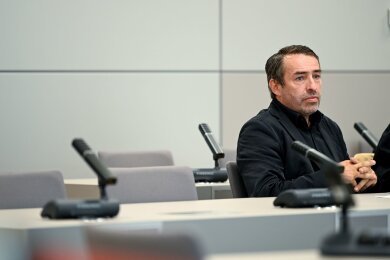 Rechtsextremist Sven Liebich sitzt im Amtsgericht, in dem die Hauptverhandlung fortgesetzt werden soll, auf der Anklagebank.