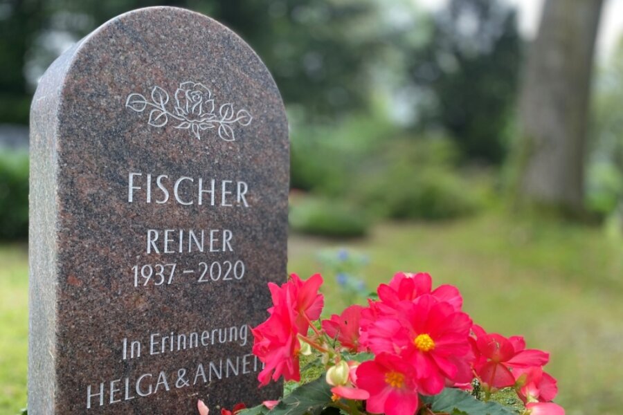 Das Grab von Reiner Fischer: Bescheiden kommt es daher, wie wohl der Mensch auch gewesen ist. Fischer hatte harte Schicksalsschläge erdulden müssen - seine Frau Helga und seine Tochter Annett sind schon vor langer Zeit gestorben. Trotzdem hat er sich viel für den Ort eingesetzt, sich nicht zurückgezogen. 