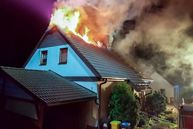 200.000 Euro Schaden nach Dachstuhlbrand - Blitzschlag vermutet - Vermutlich ein Blitzeinschlag hat in der Nacht zum Samstag einen Dachstuhlbrand in der Waldrandsiedlung in Bärenstein ausgelöst.