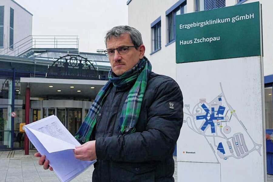 200 Beschäftigte des Klinikums Zschopau richten Protestbrief an Karl Lauterbach - Torsten Köthe hat Unterschriften gegen die in seinen Augen ungerechte Bonusverteilung durch das Gesundheitsministerium gesammelt. 