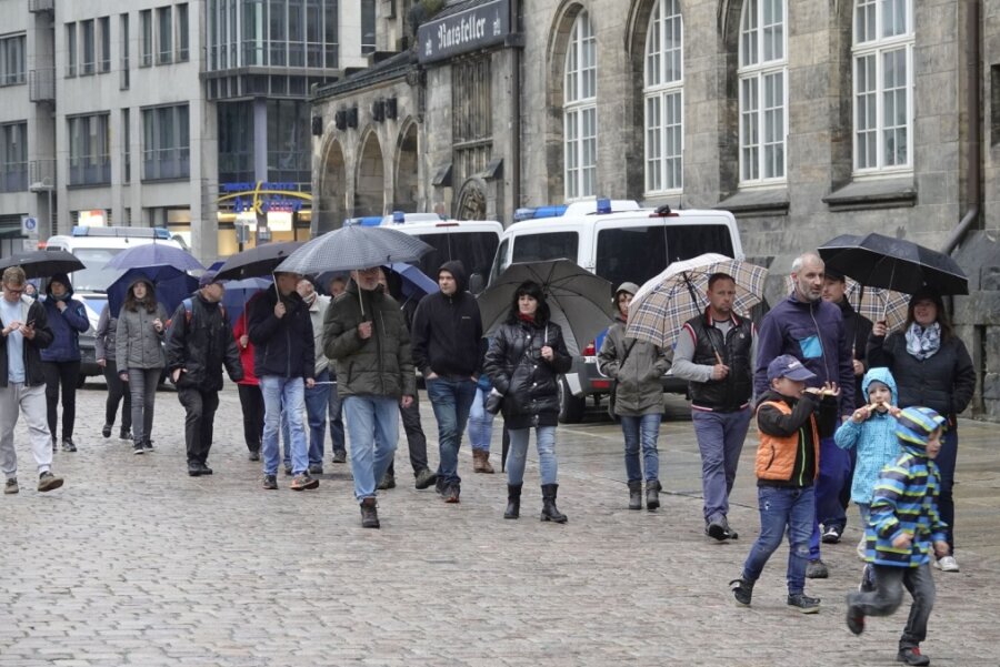 200 Menschen bei stillem Spaziergang in Chemnitzer Innenstadt - 