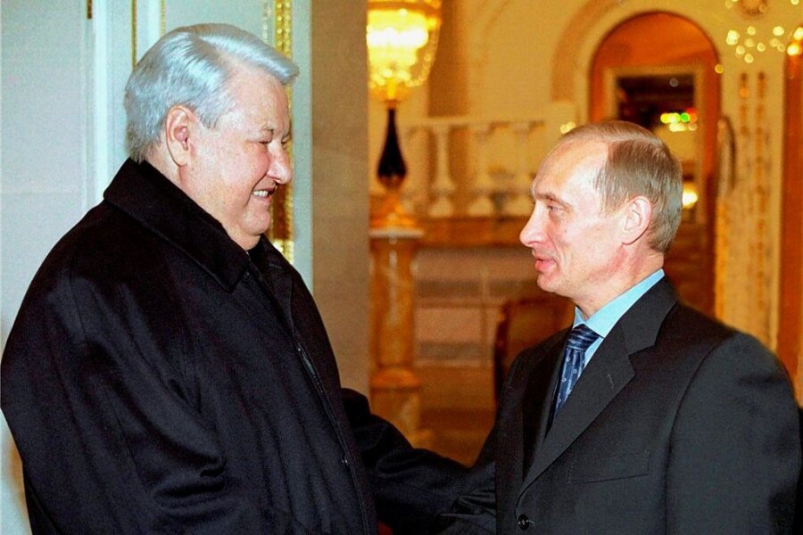 2000: Beginn der Ära Putin - Alter und neuer Präsident: Jelzin (l.) besucht Putin am 31. Dezember 2000 im Kreml.
