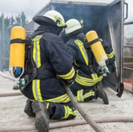 2000 Erzgebirgs-Kameraden üben bald in Heißbrand-Anlage - Eine Übung im Vorjahr in Brand Erbisdorf: Auf einem Parkplatz steigen Feuerwehrleute von oben in einen gemieteten Brandcontainer - in diesem Fall wurde ein Feuer in einem Keller simuliert. 