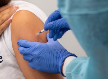 2000 freie Impftermine: Politiker rufen Bürger zu Piks auf - Mit einer hohen Impfquote kann man am besten der Corona-Pandemie begegnen. Für die Nutzung der Impfmöglichkeiten wird breit geworben. 