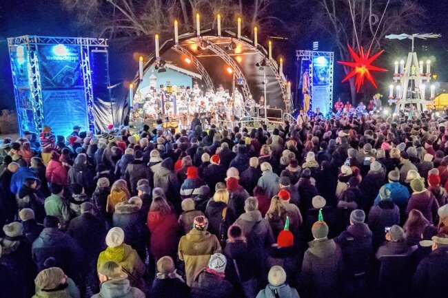 2000 Menschen singen in Olbernhau gemeinsam Weihnachtslieder - Rund 2000 Sangesfreudige haben sich im Rittergut getroffen, um gemeinsam Weihnachtslieder zu singen. 
