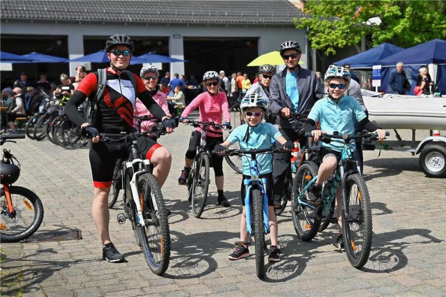 2000 Radfahrer rollen zwischen Remse und Penig durchs Muldental - Familie Wagner aus Glauchau war mit Freunden unterwegs. Bei der Peniger Feuerwehr gab es eine kleine Pause. 