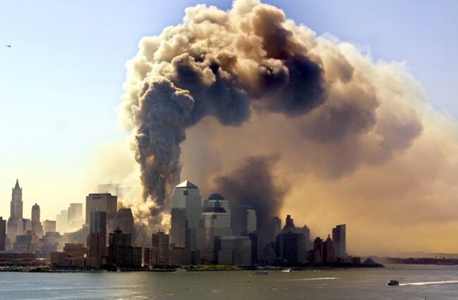 2001: Anschläge vom 11. September erschüttern die Welt - Ein Turm des World Trade Centers in New York stürzt am 11.09.2001 in sich zusammen, nachdem er von einer Passagiermaschine getroffen worden ist.