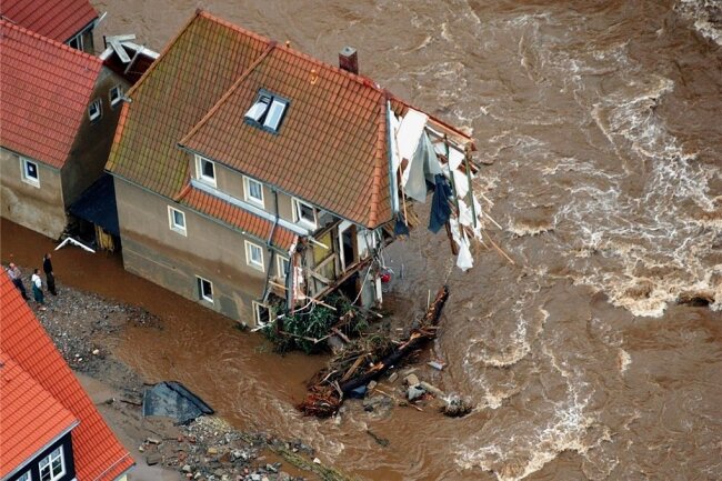 In Weesenstein bei Pirna wurde dieses Haus durch die gewaltige Zerstörungskraft der Flut der Elbe zum Teil weggerissen.