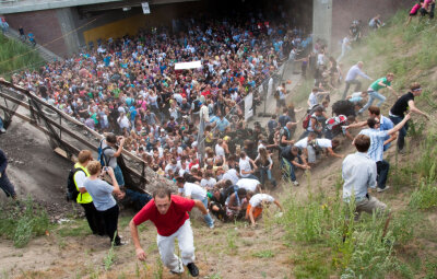 2010: Todesfalle Loveparade - Tausende Raver drängen sich auf der Loveparade in und vor dem Tunnel, in dem sich eine Massenpanik ereignet hat. 