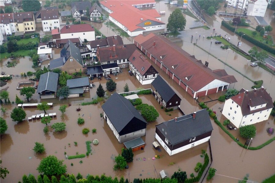 2013: Schon wieder eine Flut in Sachsen - Die Luftaufnahme zeigt den Stadtteil Zwickau-Crossen, der durch die über die Ufer getretene Mulde überschwemmt wurde.