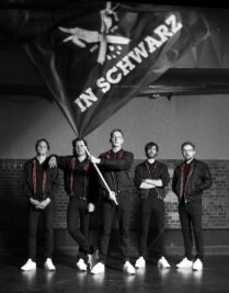 2014: "In Schwarz" - Till Kummer (Bass), Karl Schumann (Gitarre und Gesang), Felix Kummer (Gesang), Max Marschk (Schlagzeug) und Steffen Israel (Gitarre, von links) sind Kraftklub.