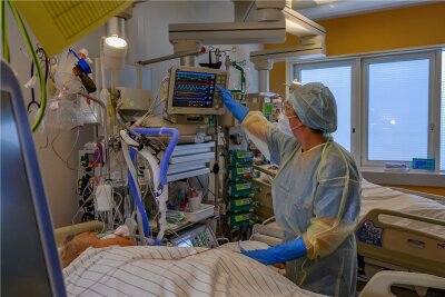 2020: Das Corona-Virus erreicht Sachsen - Im Klinikum Chemnitz überwacht die Leitende Schwester der Station K380, Madlen Schmiedel, einen Covid-Patienten. 