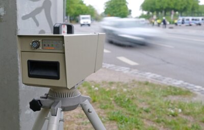 2023 über 260.000 Temposünder von Polizei erwischt - Die Kamera einer Geschwindigkeitsmesseinrichtung während einer Verkehrskontrolle.