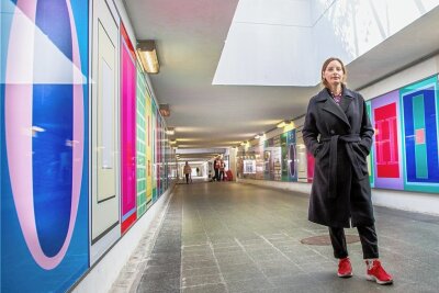 2025 am Kunstbahnhof Flöha umsteigen: Wie gefällt den Menschen die Kunst? - Tanja Rochelmeyer aus Berlin hat die Wandbilder in der Unterführung des Bahnhofs Flöha geschaffen. Sie symbolisieren die Städte im Umland der Kulturhauptstadt 2025. 
