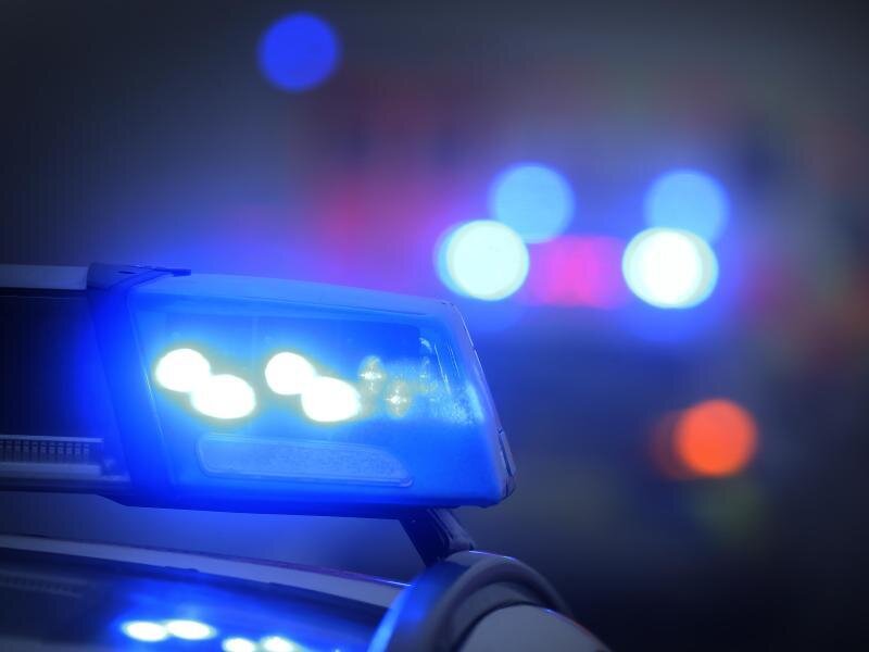 21-Jähriger soll Terroranschlag auf Muslime geplant haben -  
          Ein Blaulicht leuchtet auf einem Polizeiauto. Ein 21-Jähriger aus Hildesheim soll im Internet einen Anschlag mit mehreren Toten angekündigt haben.