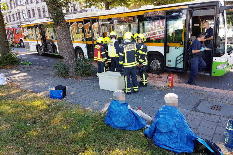 21 Verletzte bei schwerem Bus-Unfall in Chemnitz - 