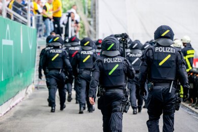 Polizeieinsatz nach Spielende im Stadion.