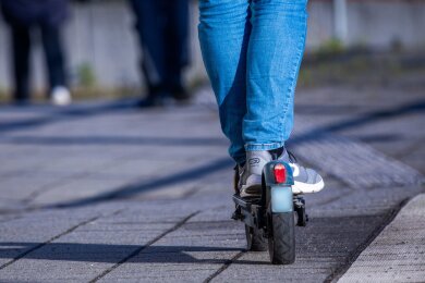 Die Mitnahme von E-Scootern ist wegen Sicherheitsbedenken bereits in mehreren Städten in Bussen und Bahnen verboten worden (Symbolbild).