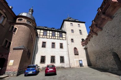 Die untere Burg mit dem Roten Turm (rechts) steht im Fokus des neuen Fördervorhabens auf Burg Mylau. Zehn Partner wirken im Projekt „Kulturelles Erbe des Vogt- und Egerlandes“ zusammen.