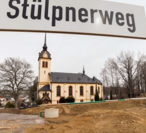 Das neue Regenrückhaltebecken in Börnichen befindet sich direkt neben der Kirche. 