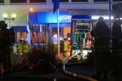 Polizisten und Feuerwehrleute sind wegen einer "möglichen Bedrohungssituation" im Aachener Luisenkrankenhaus im Einsatz. Die mögliche Bedrohung gehe von einer Frau im Krankenhaus aus.