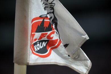 Das Kölner Emblem ist auf einer Eckfahne im Kölner Stadion zu sehen.