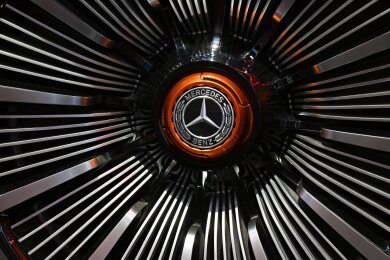 Unter dem Strich fuhr Mercedes-Benz im ersten Quartal mit 3,03 Milliarden Euro rund ein Viertel weniger Konzerngewinn ein.