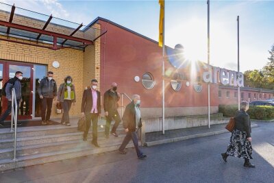 Die komplette fünfköpfige SPD-Fraktion sowie drei Grünen-Kreisräte - im Foto Wolfram Cüppers, Holger Haase, Ulrike Kahl, Jörg Neubert, Sören Wittig, Adelbert Gründig und Undine Fritzsche (v. l.) - verließen die Sitzung. Es fehlt Thomas Walther.