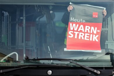Ein Warnstreik-Plakat wird in einem Bus befestigt: Im öffentlichen Nahverkehr wird noch bis Sonntag gestreikt. Davon betroffen ist auch das Erzgebirge.