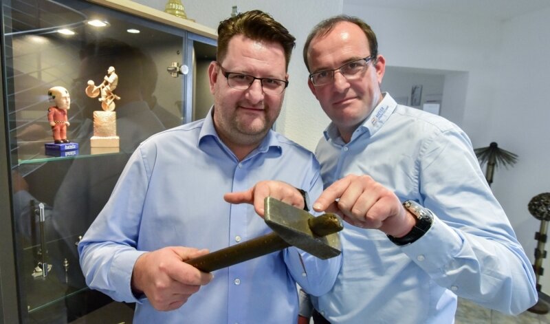 Die Erfolgsgeschichte der Brüder Jörn (l.) und Daniel Meyer, Chefs und Inhaber der Meyer Drehtechnik in Marienberg, begann mit Opas Hammer.