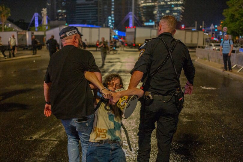 Bei Protesten in Tel Aviv zur Freilassung der von der Hamas entführten Geiseln nimmt die israelische Polizei einen Demonstranten fest.