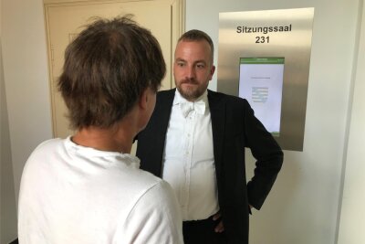 Der Beschuldigte im Rentenbetrugsprozess vor dem Landgericht Chemnitz mit seinem Anwalt Gerhard Rahn (r.).