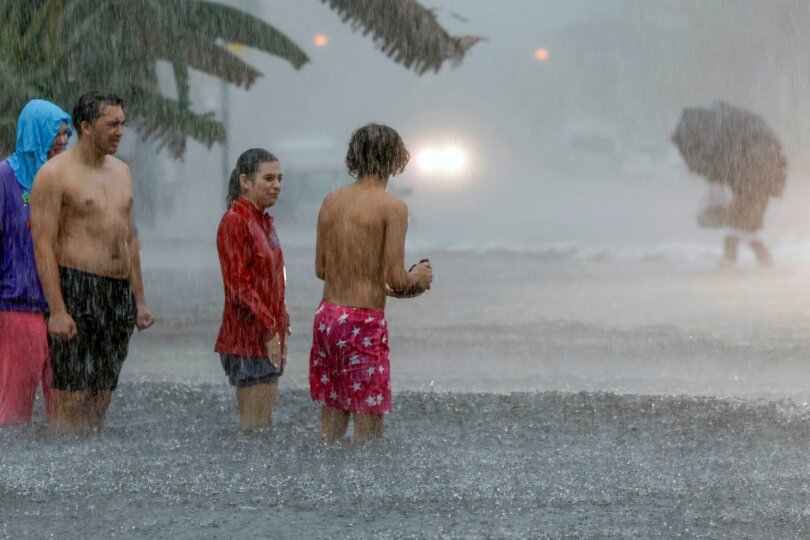Im US-Bundestaat Florida kommt es zu starkem Regen und überfluteten Straßen wie hier in Miami Beach.