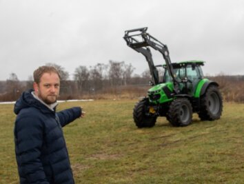 214.000 Euro Schaden: Diebe nehmen drei neue Traktoren mit - Geschäftsführer Michael Fuchs zeigt auf den Traktor, den die Diebe zurückgelassen haben. 