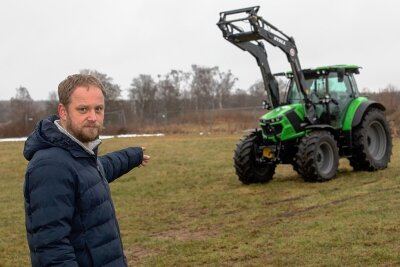 214.000 Euro Schaden: Diebe nehmen im Vogtland drei neue Traktoren mit - Geschäftsführer Michael Fuchs zeigt auf den Traktor, den die Diebe zurückgelassen haben.
