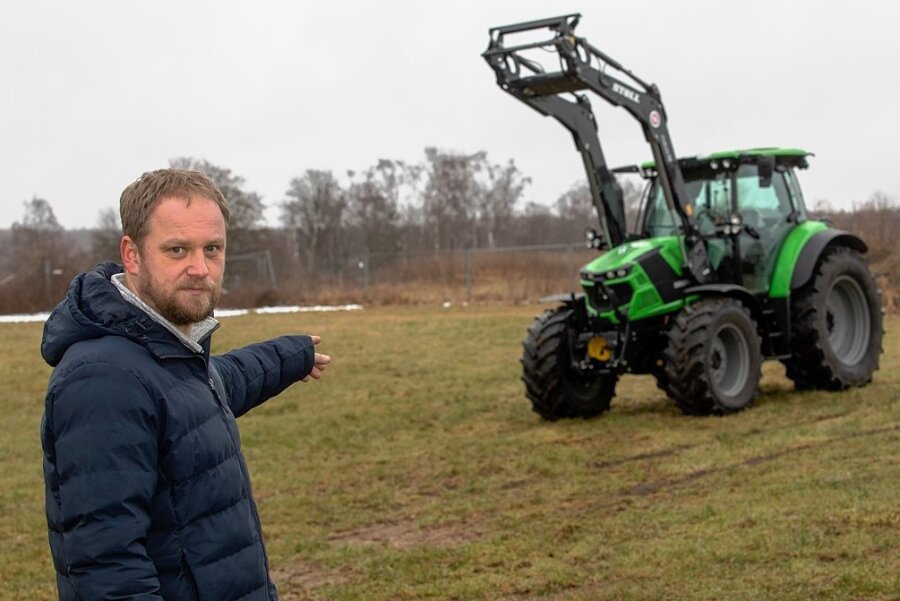 214.000 Euro Schaden: Diebe nehmen im Vogtland drei neue Traktoren mit - Geschäftsführer Michael Fuchs zeigt auf den Traktor, den die Diebe zurückgelassen haben.