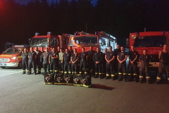 Die 22 Einsatzkräfte haben kurz vor ihrer Abreise noch einmal für ein Foto posiert. Sie bleiben bis Donnerstag in der Waldbrandregion. 