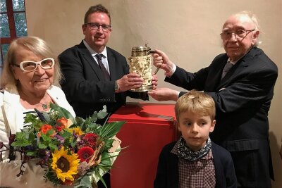 Beim ökumenischen Gottesdienst am Samstag übergab der Unternehmer und Oelsnitzer Ehrenbürger Edmund Meiser einen wertvollen Elfenbeinhumpen an OB Mario Horn. Im Bild vorn Meisers Gattin Ursula und Vincent (7), einer der beiden jüngsten der 15 Enkel des Paars aus dem Saarland.