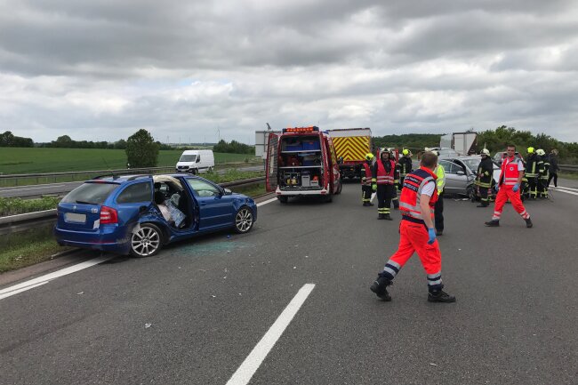 Brennender Lkw Und Schwerer Unfall - Stau Auf Der A4 Beim Dreieck ...