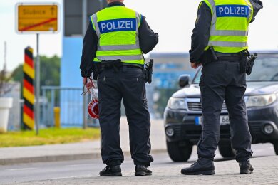 Beamte der Bundespolizei stehen an der deutschen Grenze.