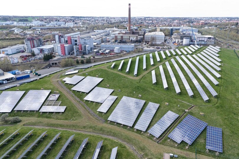 Solarpaneele auf einem Solarfeld vor dem Werk von Meyer Burger in Freiberg (Aufnahme mit einer Drohne).