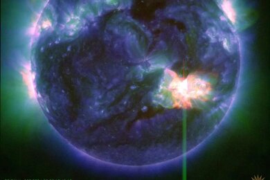 Eine Sonneneruption - wie der helle Blitz (unten, r). Aufgenommen vom Solar Dynamics Observatory der NASA am 9. Mai 2024.